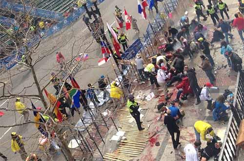 Pelo menos duas explosões aconteceram simultaneamente nas proximidades da linha de chegada da Maratona Internacional de Boston / Foto: Reprodução Twitter Tyler Wakstein